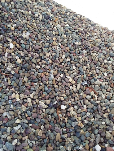 Kamenclub.ru: Галька речная окат цветная фр.5-10 мм. купить  в Улан-Уде галька речная белый, серый, красноватый, синий, темно-серый речная окатанная галька декоративная 6800 руб/т   фото КАМЕНЬ КЛУБ
