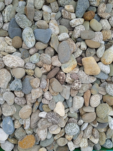 Kamenclub.ru: Галька горная речная окат (цветная) фр. 20-40 мм. купить  в Улан-Уде галька речная серый синий бежевый белый окатанная речная галька ландшафтная 6800 руб/т   фото КАМЕНЬ КЛУБ