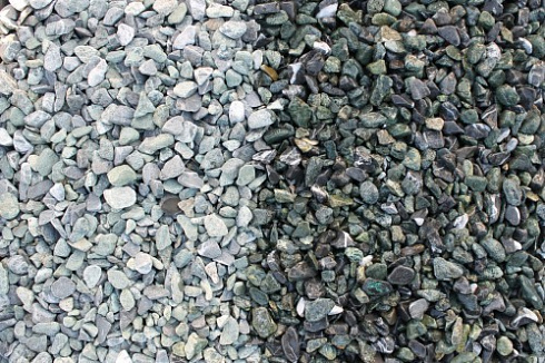 Kamenclub.ru: Мраморная крошка (щебень галтованный микс:зеленый-черный) фр.10-20 мм.  купить в Улан-Уде мрамор зеленый, черный декоративные ландшафтные окатанные округлые камни щебня 14500 руб/т   фото КАМЕНЬ КЛУБ
