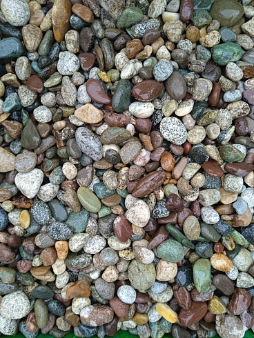 Kamenclub.ru: Галька горная речная окат (цветная) фр. 20-40 мм. купить  в Улан-Уде галька речная серый синий бежевый белый окатанная речная галька ландшафтная 6800 руб/т   фото КАМЕНЬ КЛУБ