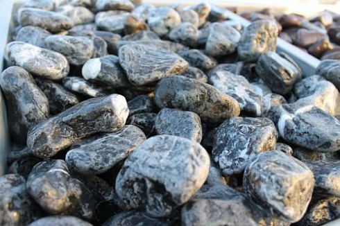 Kamenclub.ru: Щебень галтованный черный (мрамор) фр.20-40 мм.  купить в Улан-Уде мрамор черный с белыми прожилками мрамор окатанный округлый 15000 руб/т   фото КАМЕНЬ КЛУБ