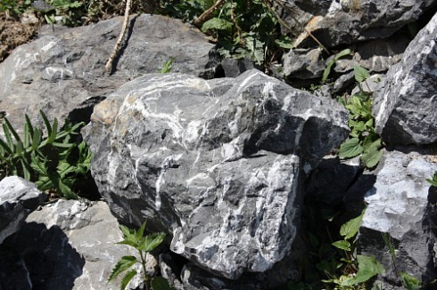 Kamenclub.ru: Черный мрамор скальник фр. 1000-1500 мм.  купить в Улан-Уде мрамор черный белый серый крупный колотый валун ландшафтный 9000 руб/т   фото КАМЕНЬ КЛУБ