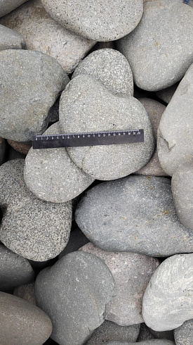 Kamenclub.ru: Галька речная плоская (темно-серая) фр. 70-150 мм. купить  в Улан-Уде галечник природный темно-серый серый синий речная плоская природная окатанная  9000 руб/т   фото КАМЕНЬ КЛУБ