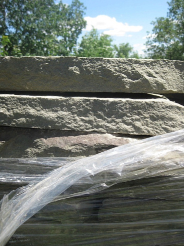 Kamenclub.ru: Песчаник пластушка серо-зеленый (3,0 см)  купить в Улан-Уде песчаник серо-зеленый, серый, зеленый песчаник пластушка колотый рваный ландшафтный 10200 руб/м3   фото КАМЕНЬ КЛУБ