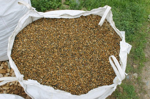 Kamenclub.ru: Галька окат (серо-желтая) фр.10-20 мм. купить  в Улан-Уде галька серо-желтая, рыжая, серый речная окатанная округлая галька 5000 руб/т   фото КАМЕНЬ КЛУБ