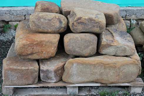 Kamenclub.ru: Песчаник для строительства и кладки (фр. 200-400 мм)  купить в Улан-Уде песчаник бежевый серый рыжий желтый блоки для строительства из песчаника 6500 руб/т   фото КАМЕНЬ КЛУБ