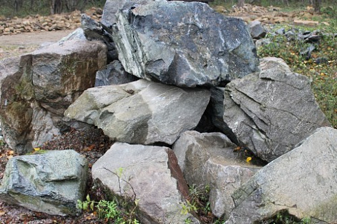 Kamenclub.ru: Змеевик скальник фр. 500-1500 мм.  купить в Улан-Уде змеевик зеленый серый черный глыба скальная колотая 7500 руб/т   фото КАМЕНЬ КЛУБ