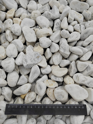 Kamenclub.ru: Мраморная крошка (щебень галтованный белый) фр.40-70 мм.  купить в Улан-Уде мрамор белый молочный айвори окатанный округлый природный камень 17000 руб/т   фото КАМЕНЬ КЛУБ