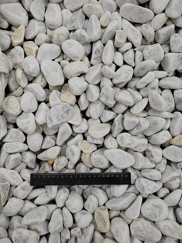 Kamenclub.ru: Мраморная крошка (щебень галтованный белый) фр.40-70 мм.  купить в Улан-Уде мрамор белый молочный айвори окатанный округлый природный камень 17000 руб/т   фото КАМЕНЬ КЛУБ
