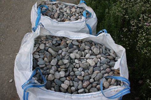 Kamenclub.ru: Галька речная окат (серая) фр.40-60 мм купить  в Улан-Уде галька речная серый бежевый рыжий коричневый округлый речной камень 5000 руб/т   фото КАМЕНЬ КЛУБ