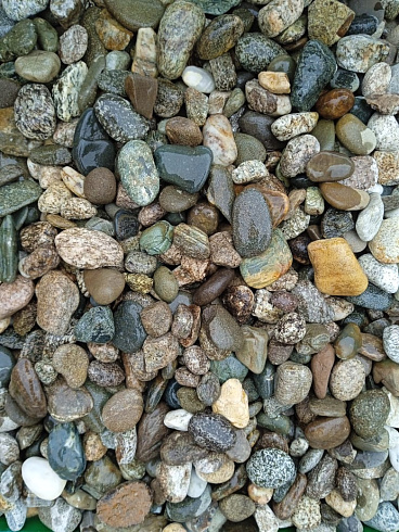 Kamenclub.ru: Галька горная речная окат (цветная) фр. 20-40 мм. купить  в Улан-Уде галька речная серый синий бежевый белый окатанная речная галька ландшафтная 6800 руб/т   фото КАМЕНЬ КЛУБ