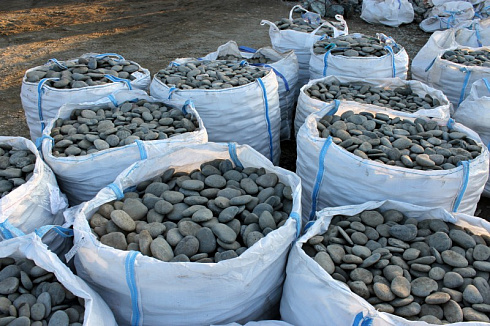 Kamenclub.ru: Галька речная плоская (темно-серая) фр. 100-200-300 мм. купить  в Улан-Уде галька речная плоская темно-серый, серый, синий речной галечник плоский 9000 руб/т   фото КАМЕНЬ КЛУБ