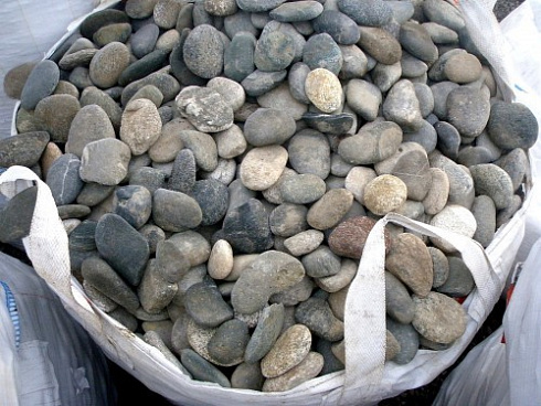 Kamenclub.ru: Галька речная плоская (ассорти) фр. 70-150 мм. купить  в Улан-Уде галька галечник серый белый темно-серый синий светло-серый плоская природная галька  9000 руб/т   фото КАМЕНЬ КЛУБ