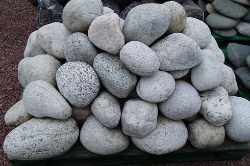 Kamenclub.ru: Бело-серый валунчик фр.100-300 мм.  купить в Улан-Уде крупный камень для ландшафта серый, белый бело-серый валун крупная галька 4500 руб/т   фото КАМЕНЬ КЛУБ