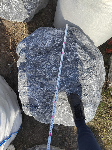 Kamenclub.ru: Черный мрамор скальник фр. 1000-1500 мм.  купить в Улан-Уде мрамор черный белый серый крупный колотый валун ландшафтный 9000 руб/т   фото КАМЕНЬ КЛУБ