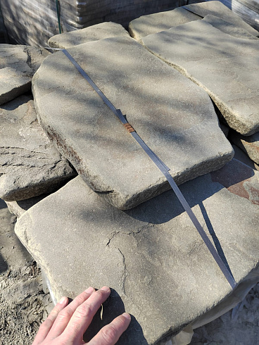 Kamenclub.ru: Песчаник пластушка светло-серый (3,0 см)  купить в Улан-Уде песчаник светло-серый, серый песчаник рваный ландшафтный колотый 13800 руб/м3   фото КАМЕНЬ КЛУБ