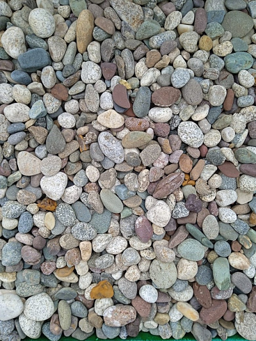 Kamenclub.ru: Галька горная речная окат (цветная) фр. 20-40 мм. купить  в Улан-Уде галька речная серый синий бежевый белый окатанная речная галька ландшафтная 6800 руб/т   фото КАМЕНЬ КЛУБ
