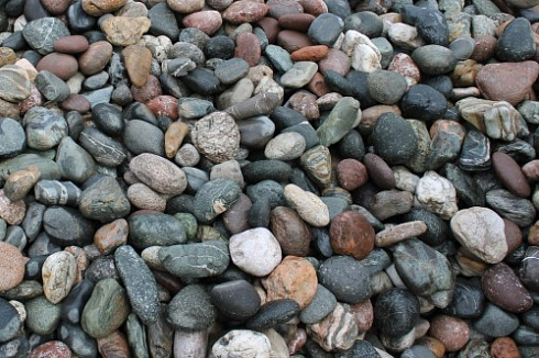 Kamenclub.ru: Галька горная речная окат (цветная) фр. 20-40 мм. купить  в Улан-Уде галька речная серый синий бежевый белый окатанная речная галька ландшафтная 6800 руб/т   фото КАМЕНЬ КЛУБ