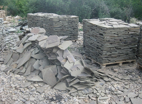 Kamenclub.ru: Песчаник пластушка серо-зеленый (1,5 см)  купить в Улан-Уде плитняк - пластушка серо-зеленый, серый, зеленый пластушка рваная ландшафтная колотая 10200 руб/м3   фото КАМЕНЬ КЛУБ