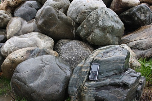 Kamenclub.ru: Речной валун Кабанчик фр.300-500 мм.  купить в Улан-Уде крупный природный камень галька серый, темно-серый речной валун галечник масштабный 7000 руб/т   фото КАМЕНЬ КЛУБ