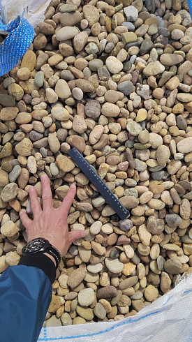 Kamenclub.ru: Галька речная окат рыжая фр. 20-40 мм. купить  в Улан-Уде галька речная окатанная рыжая желтая серая округлая речная галька 5000 руб/т   фото КАМЕНЬ КЛУБ