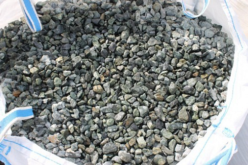 Kamenclub.ru: Щебень крошка зеленый (змеевик) фр. 20-40 мм.  купить в Улан-Уде мрамор зеленый, салатовый ландшафтная мраморная крошка 8500 руб/т   фото КАМЕНЬ КЛУБ