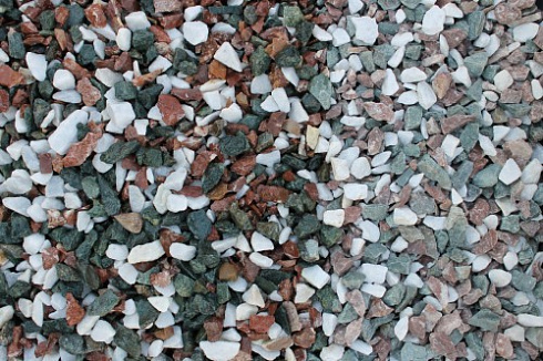 Kamenclub.ru: Мраморная крошка (щебень крошка микс: белый-зеленый-розовый) фр. 10-20 мм.  купить в Улан-Уде мрамор белый, зеленый, розовый декоративный ландшафтный колотый щебень 12000 руб/т   фото КАМЕНЬ КЛУБ