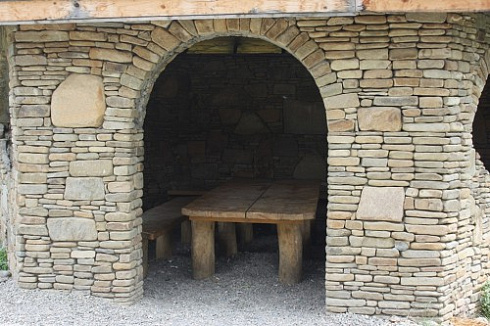 Kamenclub.ru: Песчаник для строительства и кладки блочный (фр 100-200 мм)  купить в Улан-Уде песчаник бежевый серый рыжий валун мелкий для строительства песчаник 6500 руб/т   фото КАМЕНЬ КЛУБ