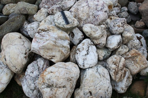 Kamenclub.ru: Кварцевый валунчик фр.100-300 мм.  купить в Улан-Уде кварц белый, бежевый молочный рыжий крупный природный камень галечник 7850 руб/т   фото КАМЕНЬ КЛУБ