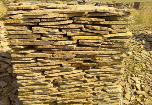 Kamenclub.ru: Песчаник пластушка желтый с разводом под дерево (2 см)  купить в Улан-Уде плитняк желтый с разводами, желтый, рыжий, серый песчаник пластушка рваная ландшафтная 11 000 руб/м3   фото КАМЕНЬ КЛУБ