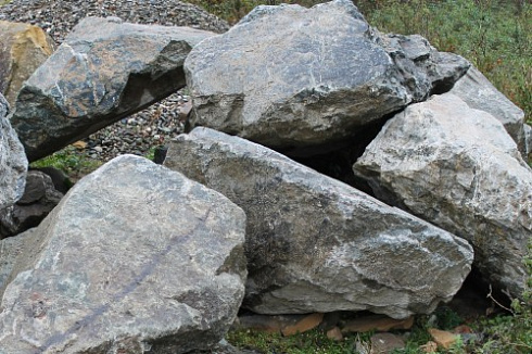 Kamenclub.ru: Змеевик скальник фр. 500-1500 мм.  купить в Улан-Уде змеевик зеленый серый черный глыба скальная колотая 7500 руб/т   фото КАМЕНЬ КЛУБ