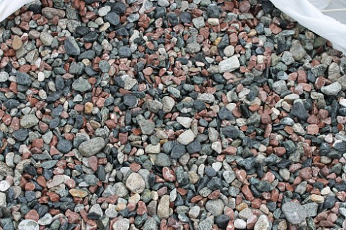 Kamenclub.ru: Мраморная крошка (щебень галтованный микс:: серый-зеленый-розовый) фр.10-20 мм.  купить в Улан-Уде мрамор серый, зеленый, розовый щебень окатанный округлый декоративный ландшафтный 15500 руб/т   фото КАМЕНЬ КЛУБ