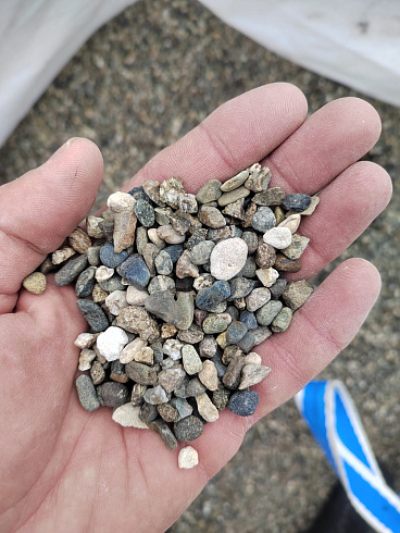 Kamenclub.ru: Галька речная окат (серая) фр.5-10 мм купить  в Улан-Уде галька речная серая, серый, темно-серый, светло-серый, коричневый речная окатанная галька декоративная ландшатфная 5000 руб/т   фото КАМЕНЬ КЛУБ