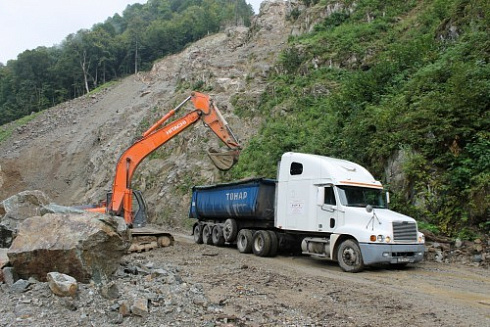 Kamenclub.ru: Гранит скальник (серо-зеленый) фр. 500-1500 мм.  купить в Улан-Уде гранит мрамор  серый зеленый темно-серый глыба скальная колотая ландшафтная 7 500 руб/т   фото КАМЕНЬ КЛУБ