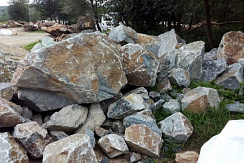 Kamenclub.ru: Гранит скальник (серо-зеленый) фр. 500-1500 мм.  купить в Улан-Уде гранит мрамор  серый зеленый темно-серый глыба скальная колотая ландшафтная 7 500 руб/т   фото КАМЕНЬ КЛУБ