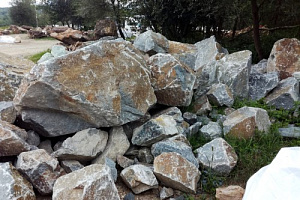 Kamenclub.ru: Гранит скальник (серо-зеленый) фр. 500-1500 мм.  купить в Улан-Уде гранит мрамор  серый зеленый темно-серый глыба скальная колотая ландшафтная 7 500 руб/т   фото КАМЕНЬ КЛУБ