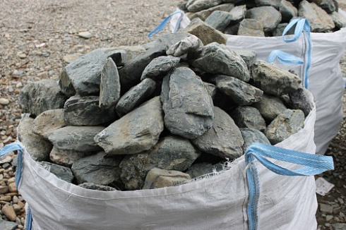 Kamenclub.ru: Гранит скальник (серо-зеленый) фр. 100-500 мм.  купить в Улан-Уде гранит зеленый, серый, салатовый крупный ландшафтный валун 6 000 руб/т   фото КАМЕНЬ КЛУБ