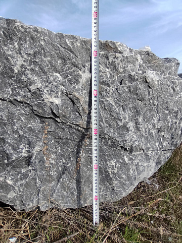 Kamenclub.ru: Черный мрамор скальник фр. 1000-1500 мм.  купить в Улан-Уде мрамор черный белый серый крупный колотый валун ландшафтный 9000 руб/т   фото КАМЕНЬ КЛУБ