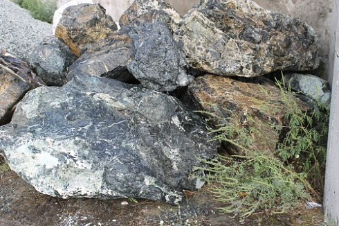 Kamenclub.ru: Змеевик скальник фр. 500-1500 мм.  купить в Улан-Уде змеевик зеленый серый черный глыба скальная колотая 7500 руб/т   фото КАМЕНЬ КЛУБ