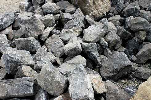 Kamenclub.ru: Черный мрамор скальник фр. 1000-1500 мм.  купить в Улан-Уде мрамор черный белый серый крупный колотый валун ландшафтный 9000 руб/т   фото КАМЕНЬ КЛУБ