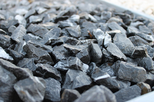 Kamenclub.ru: Щебень крошка черный (мрамор) фр. 40-70 мм.  купить в Улан-Уде мрамор черный с белыми прожилками, черный, белый декоративный щебень 11000 руб/т   фото КАМЕНЬ КЛУБ