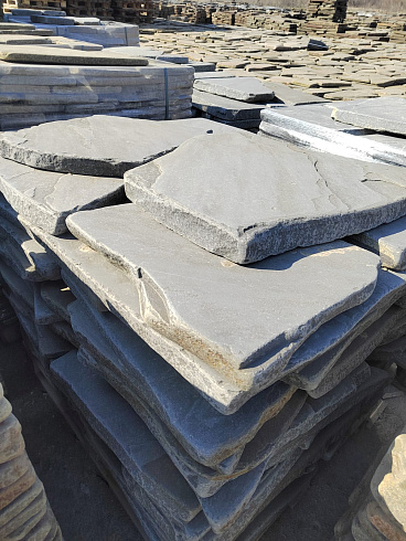 Kamenclub.ru: Песчаник пластушка галтованная светло-серая (3,0 см)  купить в Улан-Уде песчаник светло-серый, серый ландшафтный камень рваный колотый 21000 руб/м3   фото КАМЕНЬ КЛУБ