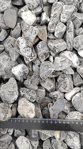 Kamenclub.ru: Щебень галтованный черный (мрамор) фр.40-70 мм.  купить в Улан-Уде мрамор черный с белыми прожилками, черный, белый щебень галтованный округлый 13500 руб/т   фото КАМЕНЬ КЛУБ